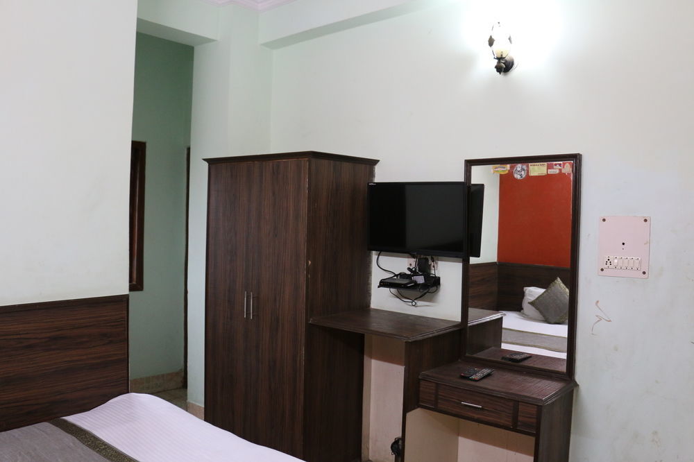 Hotel Prince Palace Deluxe New Delhi Exterior foto