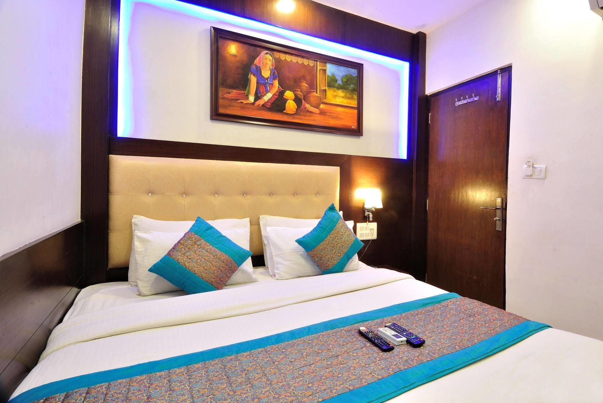 Hotel Prince Palace Deluxe New Delhi Exterior foto