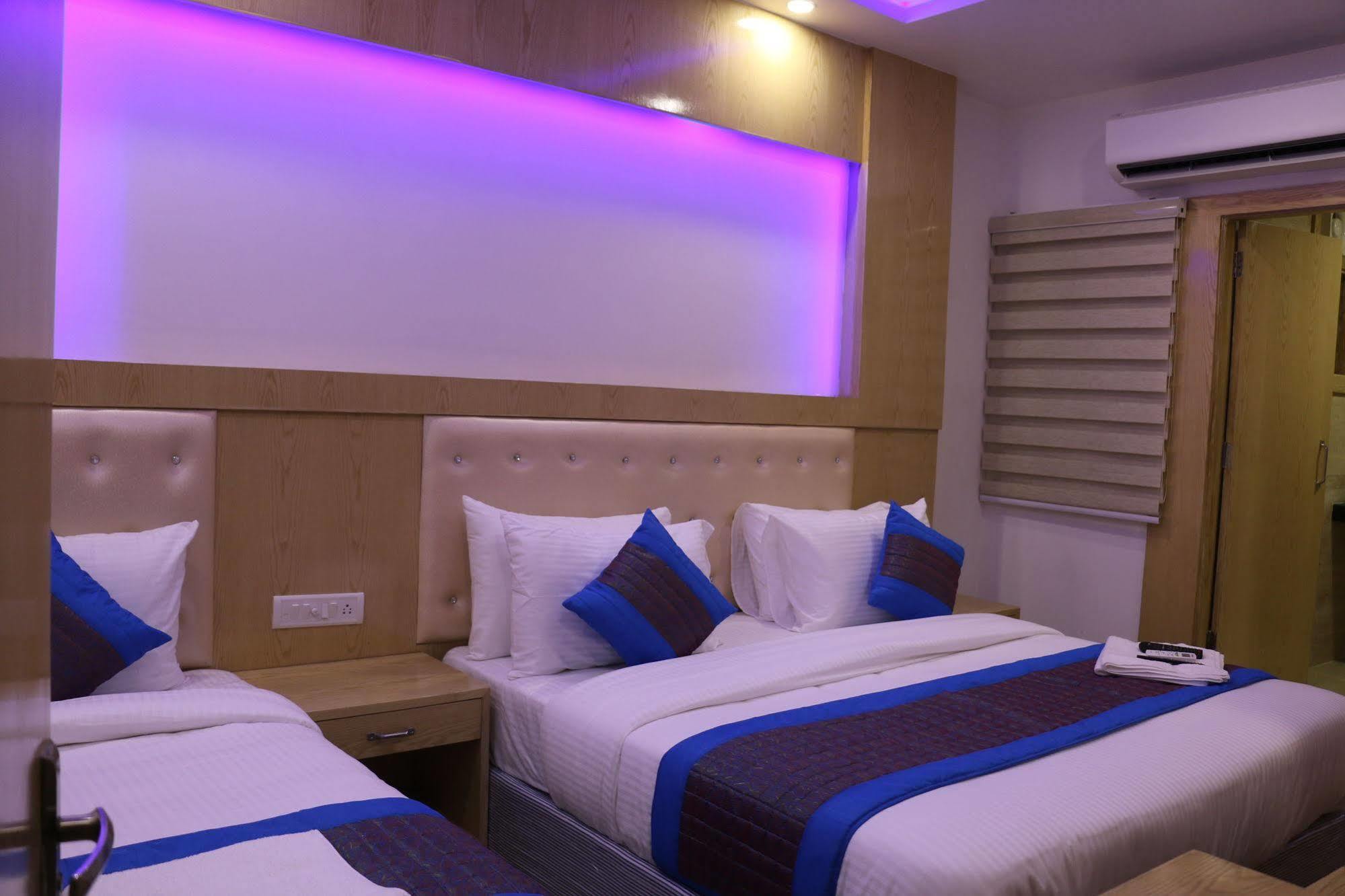 Hotel Prince Palace Deluxe New Delhi Exterior foto