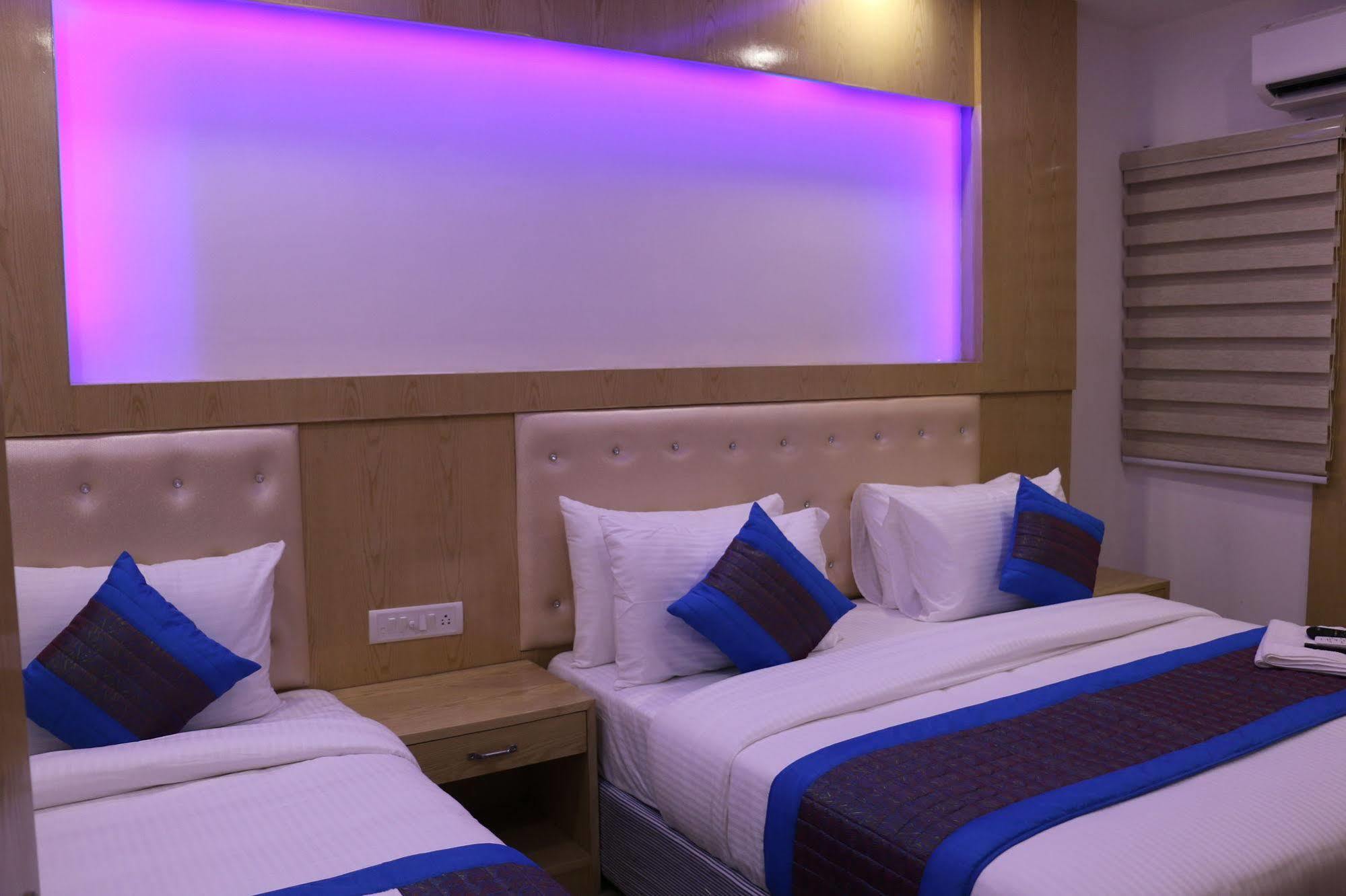 Hotel Prince Palace Deluxe New Delhi Exterior foto