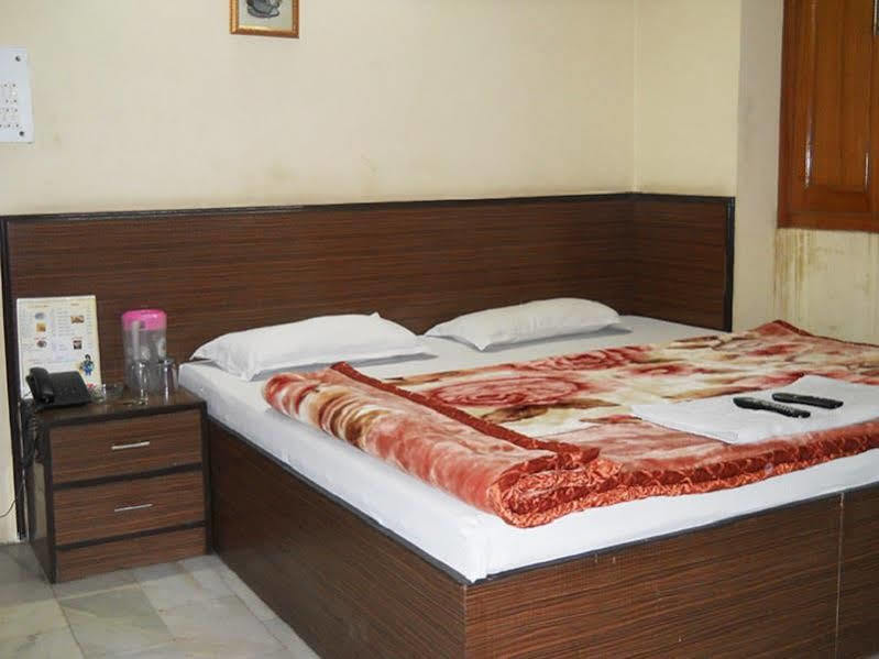 Hotel Prince Palace Deluxe New Delhi Exterior foto