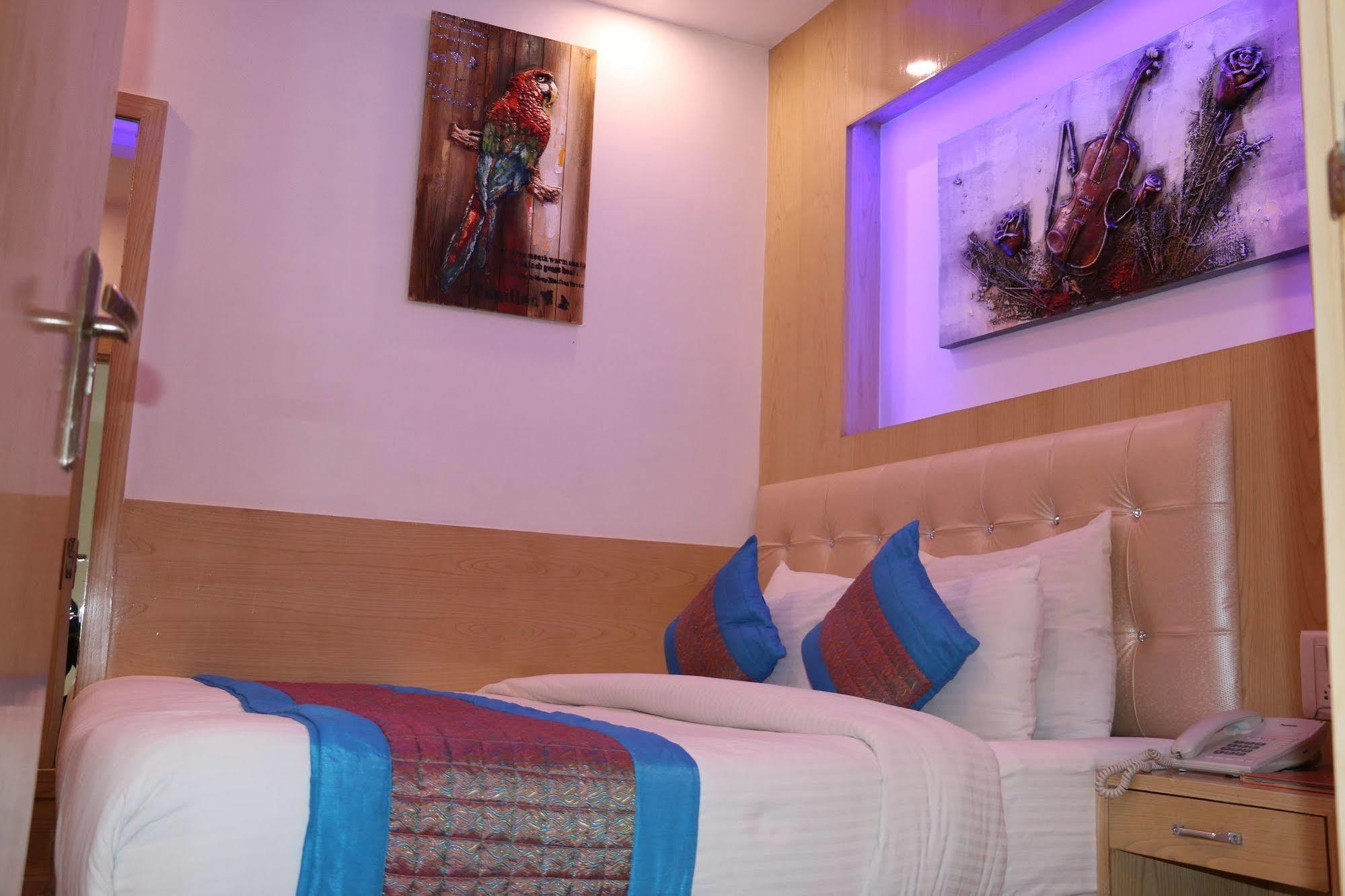 Hotel Prince Palace Deluxe New Delhi Exterior foto