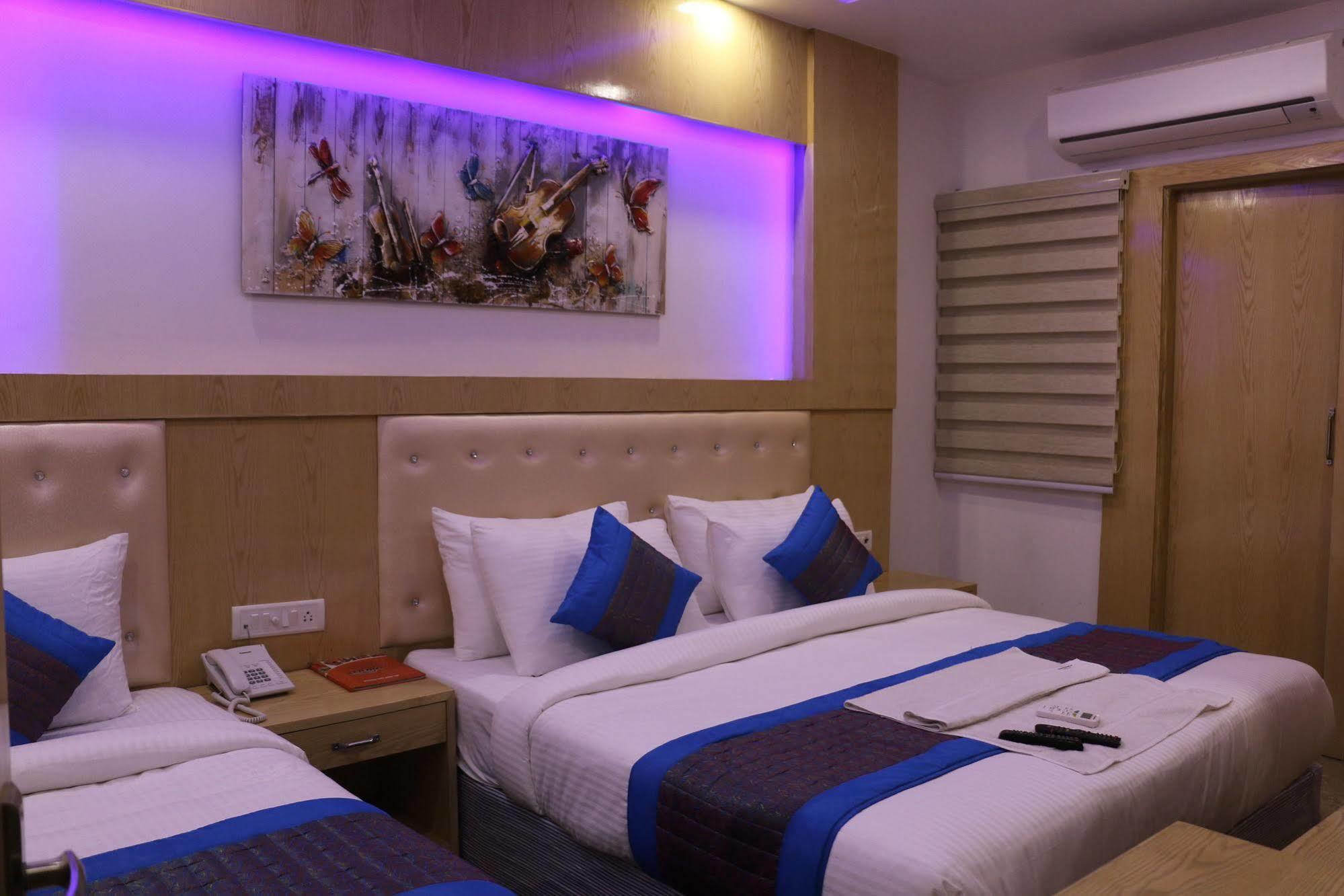 Hotel Prince Palace Deluxe New Delhi Exterior foto