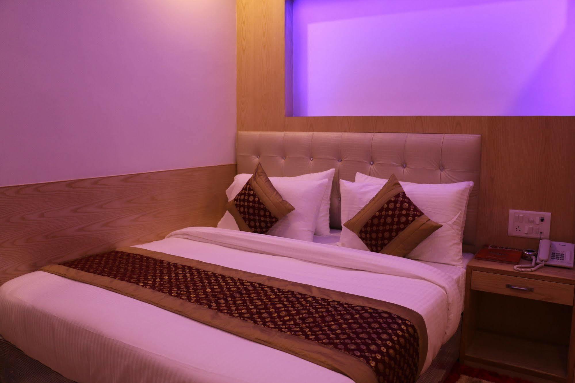 Hotel Prince Palace Deluxe New Delhi Exterior foto
