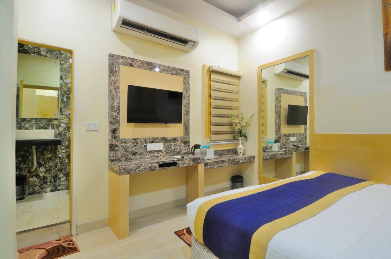 Hotel Prince Palace Deluxe New Delhi Exterior foto